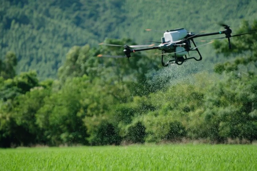โดรนเกษตร รับพ่นยา หว่านปุ๋ย